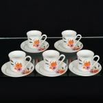 PORCELANA, cinco (5) xícaras para café, ornamentação floral policromada, arremates a ouro, marca REAL(Mauá, SP, 1943 a 1994), vide foto.
