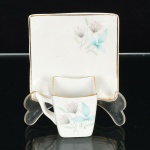 PORCELANA, uma (1) xícara para café, formato quadrangular, singela ornamentação floral policromada,Lembrança de Laguna, arremates com frisos a ouro, marca CONDESSA (Blumenau, SC, 1956 a 1967, fundada porNicolas Coman e Hercílio Deeke), ideal para coleção de cristaleira, vide foto.
