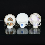 PORCELANA, três (3) xícaras distintas para café: 1 com propaganda do CLUB MED, marca SCHMIDT(Pomerode, SC; Mauá, SP; Campo Largo, PR, fundada em 1945, ainda em atividade, maior fábrica de porcelana daAmérica Latina); 1 com ornamentação policromada, dita bordado com flor (típica do povo polonês), bicado na borda ena base, marca REAL (Mauá, SP, 1943 a 1994); 1 pintada a mão com flores em policromia, atelier IRENE 92, semmarca de manufatura aparente, ideais para coleção de cristaleira, vide foto.