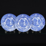 FAIANÇA INGLESA, três (3) pratos para sobremesa, ornados em paisagem com cena rural, dito Fazendinha,borda com barrado floral, tonalidade azul sobre fundo branco, marca WOOD & SONS (fundada em 1865, funcionou naPotteries New Wharf em Trent e mais tarde na Pottery Stanley em Burlem, fechou em 2005), medindo 20,5 cmdiâmetro, vide foto.