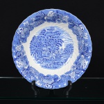 FAIANÇA INGLESA, uma (1) saladeira, ornada em paisagem com cena rural, dito Fazendinha, borda com barradofloral, tonalidade azul sobre fundo branco, marca WOOD & SONS (fundada em 1865, funcionou na Potteries NewWharf em Trent e mais tarde na Pottery Stanley em Burlem, fechou em 2005), medindo 23 cm diâmetro e 7 cm altura,vide foto.