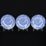 FAIANÇA INGLESA, três (3) pratos fundos, ornados em paisagem com cena rural, dito Fazendinha, borda combarrado floral, tonalidade azul sobre fundo branco, marca WOOD & SONS (fundada em 1865, funcionou na PotteriesNew Wharf em Trent e mais tarde na Pottery Stanley em Burlem, fechou em 2005), medindo 22,5 cm diâmetro, videfoto.