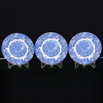 FAIANÇA INGLESA, três (3) pratos rasos, ornados em paisagem com cena rural, dito Fazendinha, borda combarrado floral, tonalidade azul sobre fundo branco, marca WOOD & SONS (fundada em 1865, funcionou na PotteriesNew Wharf em Trent e mais tarde na Pottery Stanley em Burlem, fechou em 2005), medindo 24,5 cm diâmetro, videfoto.