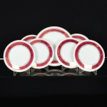 PORCELANA, conjunto com sete (7) itens: 1 prato de bolo, medindo 26 cm diâmetro; 6 pratos de sobremesa,medindo 19,5 cm diâmetro, ornados com faixa na tonalidade magenta, arremates em silhuetas vegetalistas a ouro, marcaSCHMIDT (Pomerode, SC; Mauá, SP; Campo Largo, PR, fundada em 1945, ainda em atividade, maior fábrica deporcelana da América Latina), sinais de uso, vide foto.