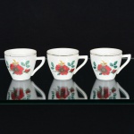 PORCELANA, três (3) xícaras para café sem os pires, marca POZZANI (Jundiaí, SP, fundada em 1934 porFrancisco Pozzani; em 2002 foi vendida para um grupo de investidores com 80% de capital nacional e 20% de capitalitaliano, ainda em funcionamento), ornamentação floral policromada, arremates com frisos a ouro, vide foto.