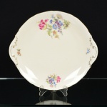 PORCELANA EUROPEIA, um (1) prato de bolo, ornamentação floral policromada, arremates com frisos a ouro,marca BOHEMIA  Royal Ivory, made in Checoslováquia, medindo 26,5 cm diâmetro mais o prolongamento das alças,vide foto.