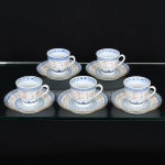 PORCELANA CHINESA, cinco (5) xícaras para café, ornamentação floral policromada, barrados vegetalistas egeométricos na tonalidade azul, arremates com frisos a ouro, técnica dita grão de arroz (denominação dada as peças emporcelana que, após minuciosamente entalhadas com estilete, são embebidas diversas vezes em barbotina, antes daqueima, para dar este efeito), ideais para coleção de cristaleira, vide foto.