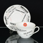 PORCELANA ALEMÃ, uma (1) taça para consumo de cereais com presentoir, ornada com títulos de jornais devários países, marca SELTMANN  WEIDEN  BAVARIA, W. Germany (Alemanha Comunista), medindo a maiorpeça 19 cm diâmetro, vide foto.