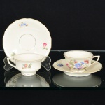 PORCELANA EUROPEIA, par (2) xícaras para café, ornamentação floral policromada, arremates com frisos aouro, marca BOHEMIA  Royal Ivory, made in Checoslováquia, medindo 19 cm diâmetro, ideais para coleção decristaleira, vide foto.