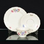 PORCELANA EUROPEIA, um (1) trio para chá (xícara, pires e prato de bolo), ornamentação floral policromada,arremates com frisos a ouro, marca BOHEMIA  Royal Ivory, made in Checoslováquia, medindo 19 cm diâmetro,ideais para coleção de cristaleira, vide foto.