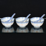PORCELANA CHINESA, oito (3) itens, ornamentação floral policromada, barrados vegetalistas e geométricos natonalidade azul, arremates com frisos a ouro, técnica dita grão de arroz (denominação dada as peças em porcelana que,após minuciosamente entalhadas com estilete, são embebidas diversas vezes em barbotina, antes da queima, para dareste efeito), sendo: 5 conchas e 3 tigelas com a mesma padronização decorativa acrescida de dragão celestial emorcegos, marca de origem em legenda e caracteres na base, vide foto.