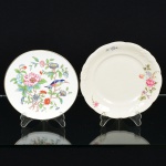 PORCELANA, dois (2) pratos decorativos distintos: 1 ornado com pássaro e flores em policromia, arremates comfriso dourado, marca AYNSLEY (fundada em 1775 por John Aynsley, em Lane End, Lorgton, Staffordshire; em 1861seu neto John Aynsley II, contruiu Portland Works e introduziu a produção de porcelana; a partir da Rainha Vitóriatornou-se a porcelana favorita da Família Real Britânica; em 1970 foi vendida para Watesford e renomeada paraAYNSLEY CHINA Ltd; em 1997 foi vendida para a Belleek Pottery; em 2014 fechou a fabrica), modelo PEMBROKIE,medindo 17 cm diâmetro; 1 com ornamentação floral policromada, arremates com frisos a ouro já com sinais dedesgaste, marca KPM (Krister Porzellan-Manufaktur 1831 a 1920, fundada no ano de 1831 por Carl Franz Krister; em1867 foi premiado na Exposição Internacional de Paris mesmo ano da sua morte; em 1920 mudou a razão social paraKrister Porzellan-Manufaktur AG 1920 a 1952; em 1921 foi autorizado pelo governo a produzir moeda de porcelana(Notgeld); em 1945 depois da Segunda Guerra Mundial o território deixou de ser alemão e passou a integrar a Polônia;em 1952 foi nacionalizada e passou a ser Fabryka Porcelany Krzysztof 1952 a 1995; em 1995 mudou a razão social paraFabryka Porcelany Krzysztof SA, funciona até a atualidade), medindo 19 cm diâmetro, vide foto.
