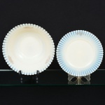 OPALINA FRANCESA, dois (2) antigos itens distintos: 1 prato sobremesa, medindo 20 cm diâmetro; 1 saladeira,medindo 22,5 cm diâmetro e 7,5 cm altura, modelados em caneluras, possuem douração em silhuetas vegetalistas já comsinais de desgastes, sinais de uso, vide foto.