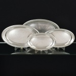 AÇO INOX, quatro (4) travessas ovais de tamanhos distintos, medindo: 24 x 14 cm; 27,5 x 16 cm; 32,5 x 19 cm e36,5 x 21,5 cm, sinais de uso, vide foto.
