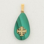BIJUTERIA, um (1) pingente confeccionado em malaquita com aplique em cruz da palestina em metal prateado,monture em metal dourado, medindo 2,2 cm mais olhal e argola. Vide foto.