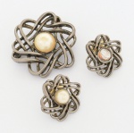 BIJUTERIAS, conjunto com três (3) itens: 1 broche e 2 (par) brincos, confeccionados em metal prateado eimitação de pérola Mabe (faltando uma pérola em um dos brincos), vide foto.