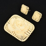 JOIAS, conjunto com três (3) itens, confeccionados em marfim com entalhe vazado floral, monture em PRATA,contrastado SILVER, sendo: 1 broche, medindo 5 x 4 cm e 2 (par) brincos, medindo 1,5 x 1,5 cm, vide foto.
