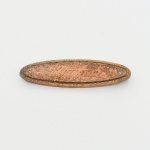JOIA, um (1) broche faltando o alfinete, confeccionado em OURO, gravado SIMONE, medindo 3,5 cmcomprimento, peso 1,4 gr., vide foto.