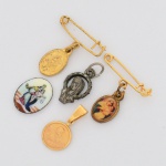 ARTE SACRA, cinco (5) medalhinhas diversas, uma delas sem monture, vide foto.