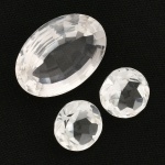 GEMAS, três (3) pedras lapidadas, possivelmente quartzo, totalizando aproximadamente 68 carats, vide foto.