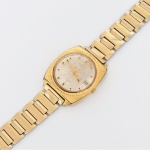 RELÓGIO, um (1) de pulso, marca SEIKO (fundada em 1881 como joalheria pelo próprio Kintaro Hattori,estabelecida em Giza, Tóquio; em 1892 passou a produzir relógios com o nome SEIKOSHA; em 1924 mudou o nomepara SEIKO; em 1969 lançou o relógio ASTRON iniciando a era de relógios quartz; em 1980 lançou o relógio quartzautomático, ainda em atividade), automático, mecanismo com 17 rubis ou safiras, possui calendário, modelo 7005-7020,numerado 943313, Japan, caixa e pulseira em metal dourado, medindo 35 x 35 mm, usado, funcionando e sem garantia,vide foto.