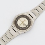 RELÓGIO, um (1) de pulso, marca SEIKO (fundada em 1881 como joalheria pelo próprio Kintaro Hattori,estabelecida em Giza, Tóquio; em 1892 passou a produzir relógios com o nome SEIKOSHA; em 1924 mudou o nomepara SEIKO; em 1969 lançou o relógio ASTRON iniciando a era de relógios quartz; em 1980 lançou o relógio quartzautomático, ainda em atividade), automático, mecanismo com 21 rubis ou safiras, possui calendário, modelo 6119-850,numerado 292504, Japan, caixa e pulseira em aço, medindo 38 mm diâmetro, usado, funcionando e sem garantia, videfoto.