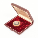 RELÓGIO, um (1) de bolso (algibeira), marca SIGMA-VALMON (fundada em 1954 na cidade de Genebra, Suíça,por Alexandre M. Valentin), mecanismo com 17 rubis ou safiras, coroa quebrada, caixa em metal dourado inspirada emmoeda antiga da França, acondicionado na caixa original, usado, não testado e sem garantia, vide foto.