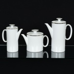 PORCELANA, três (3) bules de tamanhos distintos para chá e café, clássicos, tonalidade branca, arremates comfrisos prateados, linha MEDAILLON, manufatura RENNER (Porto Alegre, RS, fundada em 1942; em 1998 foi vendidapara a Vista Alegre de Portugal; em 1999 mudou a razão social para Vista Alegre do Brasil), medindo o maior 22 cmaltura, vide foto.