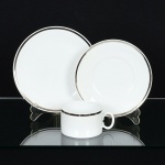 PORCELANA, um (1) trio para chá (xícara, pires e prato de bolo), clássico, tonalidade branca, arremates comfrisos prateados, linha MEDAILLON, manufatura RENNER (Porto Alegre, RS, fundada em 1942; em 1998 foi vendidapara a Vista Alegre de Portugal; em 1999 mudou a razão social para Vista Alegre do Brasil), medindo a maior peça 17,5cm diâmetro, ideal para coleção de cristaleira, vide foto.