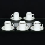 PORCELANA, seis (6) xícaras para café, clássicas, tonalidade branca, arremates com frisos prateados, linhaMEDAILLON, manufatura RENNER (Porto Alegre, RS, fundada em 1942; em 1998 foi vendida para a Vista Alegre dePortugal; em 1999 mudou a razão social para Vista Alegre do Brasil), ideais para coleção de cristaleira, vide foto.