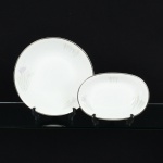 PORCELANA, dois (2) itens: 1 travessa oval de borda alta, medindo 23 x 15,5 x 4 cm; 1 saladeira, medindo 26 cmdiâmetro e 6 cm altura, singela ornamentação vegetalista, arremates com frisos prateados, linha DONAIRE, manufaturaRENNER (Porto Alegre, RS, fundada em 1942; em 1998 foi vendida para a Vista Alegre de Portugal; em 1999 mudou arazão social para Vista Alegre do Brasil), sinais de uso, vide foto.