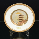 PORCELANA JAPONESA, um (1) prato decorativo, ornamentação metalizada representando paisagem commonte Fuji e pagode, técnica CHOKIN (gravação em cobre, prata e ouro, tradição que vem do século XII, período dosSamurais), medindo 15 cm diâmetro, vide foto.