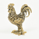 ESCULTURA, uma (1) miniatura animalista representando galo, confeccionado em bronze maciço, medindoaproximadamente 4,5 cm altura, vide foto.