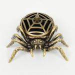 BRONZE, um (1) incensório com tampa no formato de aranha, medindo aproximadamente 5,5 cm comprimento,vide foto.