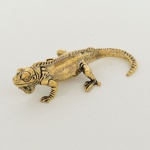 ESCULTURA, uma (1) miniatura animalista representando IGUANA, confeccionada em bronze maciço, medindoaproximadamente 6,5 cm comprimento, vide foto.