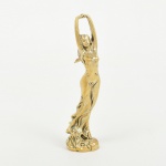 ESCULTURA, uma (1) miniatura figurativa feminina representando mulher, estilo Art Nouveau, confeccionada embronze maciço, medindo aproximadamente 8 cm altura, vide foto.