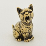 ESCULTURA, uma (1) miniatura animalista representando gato, confeccionado em bronze maciço, medindoaproximadamente 2,5 cm altura, vide foto.