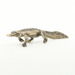 ESCULTURA, uma (1) miniatura animalista representando crocodilo, confeccionada em bronze maciço, medindoaproximadamente 7,5 cm comprimento, vide foto.