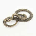 ESCULTURA, uma (1) miniatura animalista representando serpente, confeccionada em bronze maciço, medindoaproximadamente 5 cm comprimento, vide foto.