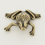 ESCULTURA, uma (1) miniatura animalista representando sapo, confeccionada em bronze maciço, medindoaproximadamente 3 x 2,5 cm, vide foto.