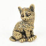 ESCULTURA, uma (1) miniatura animalista representando gato, confeccionado em bronze maciço, medindoaproximadamente 2,5 cm altura, vide foto.