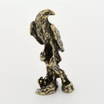 ESCULTURA, uma (1) miniatura animalista representando águia, confeccionada em bronze maciço, medindoaproximadamente 3,5 cm altura, vide foto.
