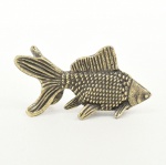 ESCULTURA, uma (1) miniatura animalista representando peixe, confeccionada em bronze maciço, medindoaproximadamente 3,5 cm comprimento, vide foto.