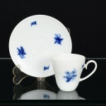 PORCELANA, uma (1) xícara para café com ornamentação floral na tonalidade azul sobre fundo branco, marcaROSENTHAL (Phillip Rosenthal 1855-1937 iniciou a sua atividade na Alemanha, em 1884; inicialmente compravaporcelana branca da fábrica Hutschenreuther e revendia porta a porta depois de ter sido pintado à mão por sua esposaMaria; em 1891, fundou uma fábrica em Asch, Bohemia e iniciou a produção de sua própria porcelana branca; de 1897a 1936, Phillip Rosenthal adquiriu mais fábricas em Kronach, Marktredwitz, Selb, Waldenburg, Sophienthal, eWaldershof; após o início da Segunda Guerra Mundial a família Rosenthal fugiu da Alemanha. Naquela época, aempresa Rosenthal empregou mais de 5.000 pessoas em 10 diferentes empresas; quando a Segunda Guerra Mundialterminou, a família Rosenthal voltou para a Alemanha para modernizar suas fábricas e restabelecer mercados perdidos;já contando com a liderança de Phillip Rosenthal Jr. (1916-2001) a empresa Rosenthal foi reconstruída e fez maissucesso do anteriormente; Phillip Rosenthal Jr., mudou o foco dos projetos bem conhecidos dando-lhes aparência maissimples e contemporânea; contratou os melhores artistas da época que incluiu: Hans Theo Baumann; Raymond Peynet;Tapio Wirkkala e Raymond Loewy; em 1997 Waterford Wedgwood plc comprou a Rosenthal; em 2000 Hutschenreuthertornou-se parte da divisão Rosenthal do Grupo Waterford Wedgwood; em 2009 Waterford Wedgwood foi colocada emliquidação judicial o que resultou na compra da Rosenthal pela italiana Sambonet empresa de designer de cozinha; aaquisição incluiu todos os funcionários, direitos sobre marcas, patentes e instalações de produção, dos novos negóciosda empresa como Rosenthal GmbH), ideal para coleção de cristaleira, vide foto.