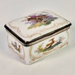 Berlin - Raríssima Snuff Box em porcelana da manufatura Berlin, montagem em prata alemã com vermeill