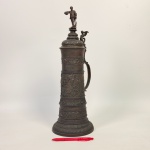 Raro e Monumental tankard com 47 cm de altura, em estanho com bela pátina na tonlalidade cobre, todo