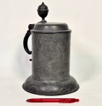 Monumental e raríssimo Tankard em pewter datado em sua tampa "ANNO 1621" e ao seu redor grav