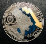Moeda Rara no Estojo de Luxo - Niue 2 Dolares 2025 - Proof FC - 1Oz - Prata (.999) revestida com rutênio - 31,1 g - 50 mm - Touro e Urso - Apenas 500 Peças Cunhadas - Carlos III.