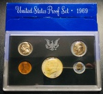 Estados Unidos Proof Set 1969 - 5 Moedas Letra S Lacradas No Acrilico (Inclusa `Kennedy Half Dollar` (prata .400) - 11,5 g - 30,61 mm ) - Com Caixa ( Sem Certificado ).