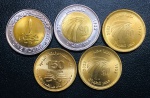 Lote com 5 Moedas Egito 2020 - 2022 - 1 Libra Comemoração dos 90 anos da EgyptAir / 50 Piastres Comemorativa 150 Anos da Biblioteca Nacional e Arquivos do Egito / 50 Qirsh / Piastres 90 Anos da EgyptAir - Aço revestido de latão - Fc